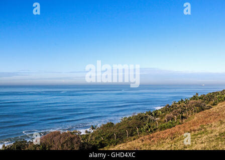 Über Blick von der Klippe Dünenvegetation und Ferne Ozeans und blaue Küste Skyline in Durban, Südafrika Stockfoto
