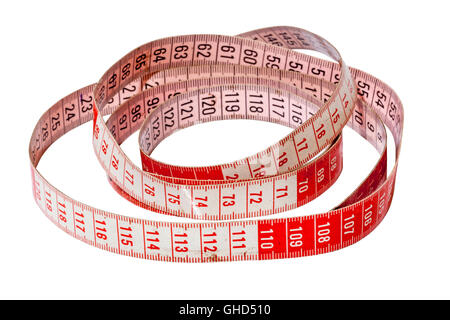 Studio erschossen isoliert zusammengerollte rote und weiße Schneiderei Maßband in Zentimeter auf weiß markiert Stockfoto