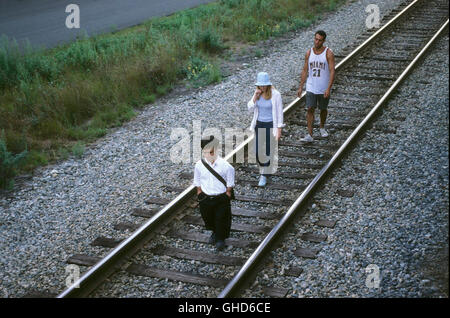 STATION AGENT / USA 2003 / Tom McCarthy Fin (PETER DINKLAGE), Olivia (PATRICIA CLARKSON) Und Joe (BOBBY CANNAVALE) Regie: Tom McCarthy Stockfoto