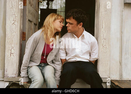 STATION AGENT / USA 2003 / Tom McCarthy Emily (MICHELLE WILLIAMS) Und Fin (PETER DINKLAGE) Regie: Tom McCarthy Stockfoto