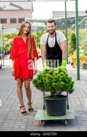 Kundenservice und Lieferung in der Blumen-shop Stockfoto