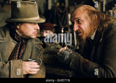 OLIVER TWIST UK/Tschechische Republik/FR/IT 2005 Roman Polanski Bill Sykes (JAMIE FOREMAN) und Fagin (BEN KINGSLEY) Regie: Roman Polanski Stockfoto