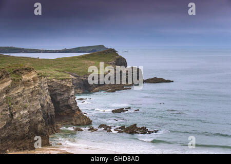 Schroffe Klippen führt zu Porth Insel in Newquay, Cornwall. Stockfoto