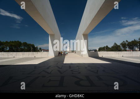 Portugal, Heiligtum von Fatima (Santuário de Fátima), der Eingang zur Kirche der Santíssima Trindade und die Basilika Stockfoto