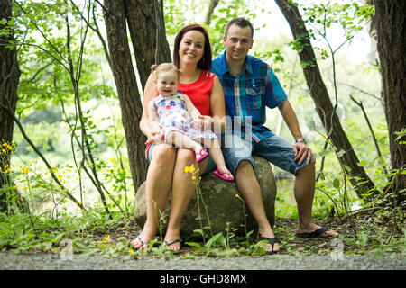 Familie mit niedlichen Baby Mädchen Natur im Wald Stockfoto