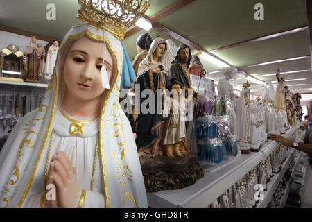 Portugal, Heiligtum von Fatima (Santuário de Fátima), religiöse Statuen in der Geschenk-Shop Stockfoto