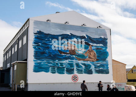 Wandgemälde, Inuit leben Kajak Szene an der Außenwand eines Gebäudes, wo die Einheimischen in Paamiut Grönland sammeln lackiert Stockfoto