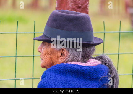 AZUAY in ECUADOR, Oktober - 2015 - Seite Ansicht Porträt von indigenen alte Frau mit Hut vor unscharfen Hintergrund. Stockfoto