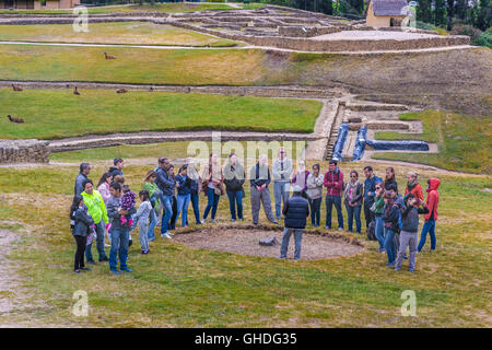 Gruppe von Touristen in Ingapirca, ein touristischer Ort, liegt einen uralter Inka-Tempel in der Provinz Azuay, EC Stockfoto
