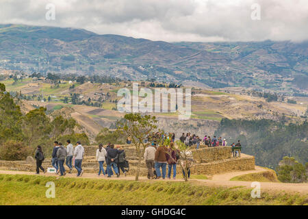 Gruppe von Touristen in Ingapirca, ein touristischer Ort, liegt einen uralter Inka-Tempel in der Provinz Azuay, EC Stockfoto