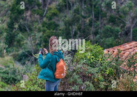 Zurück zeigen Sie junge Backpacker Frau in Ingapirca, ein touristischer Ort, liegt einen uralter Inka-Tempel befindet sich in Azu an Stockfoto