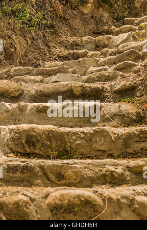Eine Steintreppe in Ingapirca, ein touristischer Ort, befindet sich ein uralter Inka-Tempel befindet sich in der Provinz Azuay, Ecuador Stockfoto