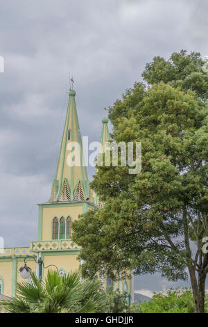 Niedrigen Winkel Ansicht der Hauptkirche in Chordeleg und kleinen Stadt in Ecuador. Stockfoto