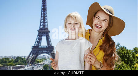 Spaß Zeit in der Nähe der Welt berühmte Sehenswürdigkeit in Paris. Porträt der glückliche Mutter und Tochter Touristen stehen vor Eiffelturm Stockfoto