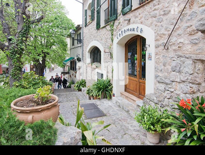 Üppige Street und Capamunta Café Eingang in Valldemossa, Mallorca, Balearen, Spanien am 30. April 2016. Stockfoto