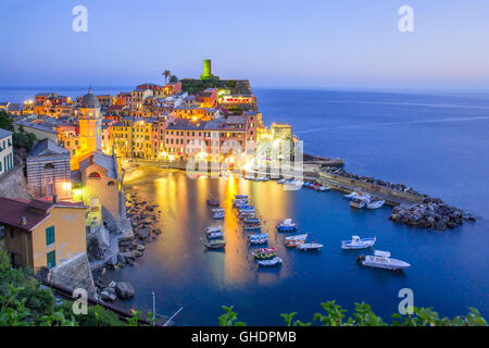 Nacht-Vernazza, Cinque Terre, Ligurien, Italien Stockfoto