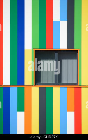 Mehrfarbige abstrakt gemalt, Fassade und Fenster oder Fenster Muster der regionalen oder lokalen Regierung Büros Aubagne Frankreich