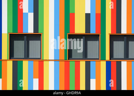 Mehrfarbige abstrakt gemalt, Fassade und Fenster oder Fenster Muster der regionalen oder lokalen Regierung Büros Aubagne Frankreich