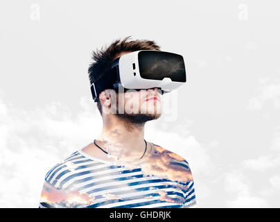 Doppelbelichtung. Mann mit virtual-Reality-Brille. Himmel und cl Stockfoto