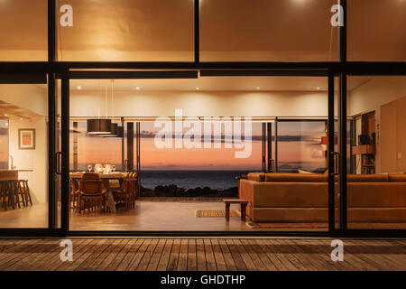 Home Designer-Einrichtung mit Blick auf Meer bei Sonnenuntergang beleuchtet Stockfoto