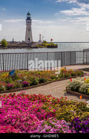 Erie Basin Marina Parks und Gärten auf dem Buffalo River und Lake Erie mit Buffalo Leuchtturm in Buffalo New York Stockfoto