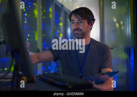 Server-Raum-Techniker arbeiten am computer Stockfoto
