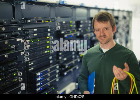 Porträt zuversichtlich Server Raum Techniker halten Kabel Stockfoto