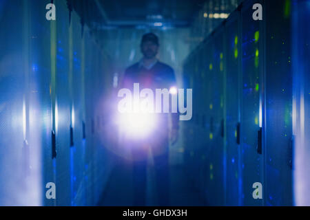 Server-Raum-Techniker mit Taschenlampe im dunklen Flur Stockfoto