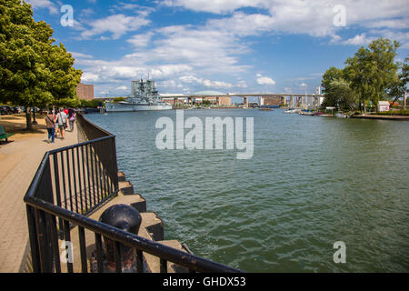 Flusspromenade und Schiffe in Buffalo und Erie County Naval & Military Park am Fluss Buffalo in Buffalo New York Stockfoto