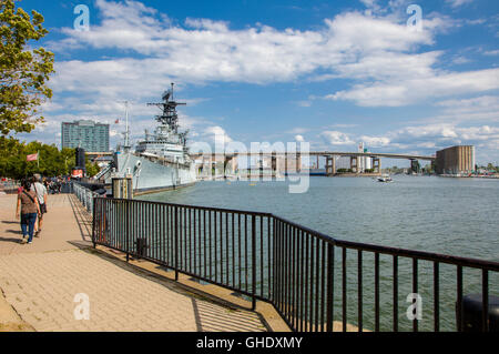 Flusspromenade und Schiffe in Buffalo und Erie County Naval & Military Park am Fluss Buffalo in Buffalo New York Stockfoto