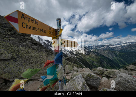 Gebetsfahnen auf dem Fenêtre Arpette pass auf der Haute Route, Schweiz Stockfoto