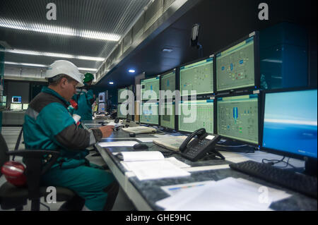 Ingenieure im Kontrollraum von Tobolsk Polymer Stockfoto