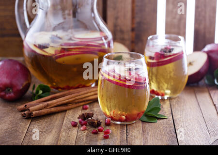 Weiße Sangria mit Apfelwein Stockfoto