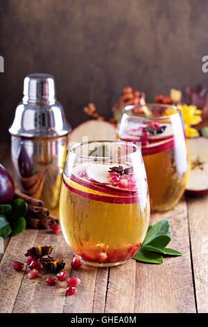 Apfel Cidre cocktail mit Granatapfel Stockfoto