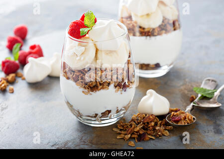 Bananen und Müsli-Frühstück-parfait Stockfoto