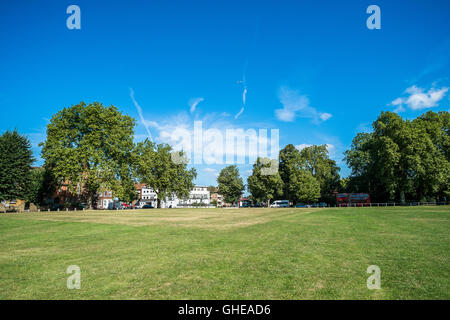 Blick vom Peckham Rye Common, London, Richtung East Dulwich Road Kreuzung mit Peckham Rye an einem sonnigen Sommertag, London, UK Stockfoto