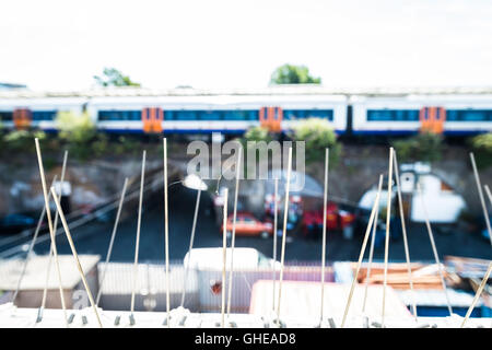 Abschreckung von Tauben Spikes auf einer Wand auf Plattform von Peckham Rye Station, London, UK Stockfoto