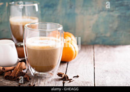 Kürbis Latte in Gläsern Stockfoto