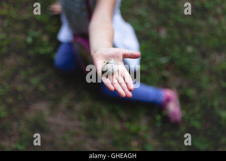 Mädchen halten Schnecke in die hand Stockfoto