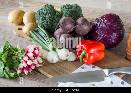 Rote Bete Brokkoli rot Kohl Zwiebeln Kartoffeln und Paprika Radieschen frischen Salat und Gemüse auf einem Küchentisch Stockfoto