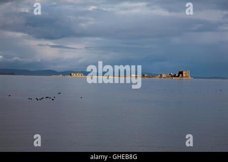 Winter auf Piel Schloss und Piel Insel aus Walney Insel-Furness Morecambe Bay Cumbria England Stockfoto