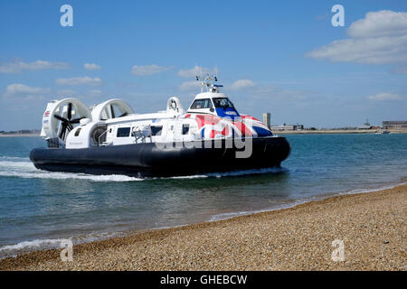 neue Hovertravel Hovercraft Solent Flyer unterziehen Probefahrten aus Southsea terminal England uk Stockfoto