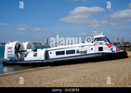 neue Hovertravel Hovercraft Solent Flyer unterziehen Probefahrten aus Southsea terminal England uk Stockfoto