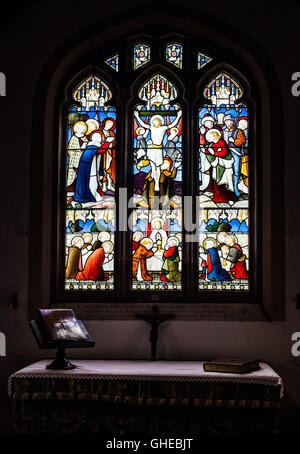 Greensted Church Buntglasfenster, Greensted-juxta-Ongar, Essex, England, Großbritannien. Stockfoto