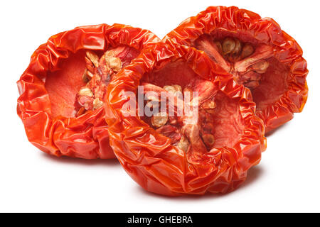 Runde Sonne getrockneten Tomaten halbiert, mittlere Restfeuchte mit Samen. Schneidepfade, Schatten getrennt, unendliche Tiefe Stockfoto