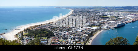 Der Panoramablick von Maunt Maunganui Kurort von der Spitze des Vulkans Mount Maunganui (Tauranga, Neuseeland). Stockfoto