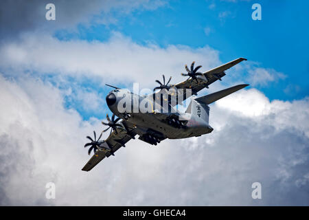 Airbus Military A400M, EG-406, F-WWMZ, in die Royal International Air Tattoo 2016, RAF Fairford, Gloucestershire, Vereinigtes Königreich. Stockfoto