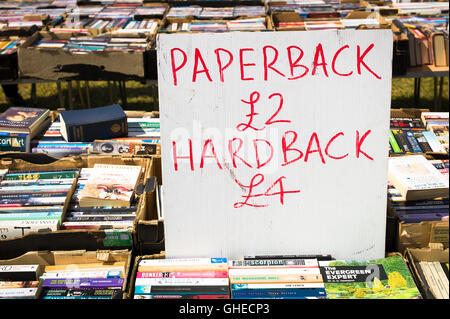 Gebrauchte Bücher zum Verkauf auf einem Markt in UK Stockfoto