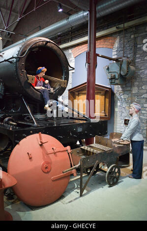 Arbeitnehmerinnen, die Gebäude eines Dampfkessels Lok während des zweiten Weltkriegs in Swindon, wie dargestellt in STEAM museum Stockfoto