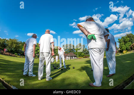 Ein Spiel der Schüsseln an eine englische Sommertag Stockfoto